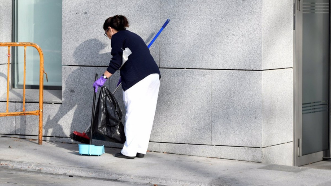 Aumentan las bajas entre los trabajadores de limpieza de edificios municipales de Murcia por el endurecimiento de las condiciones laborales