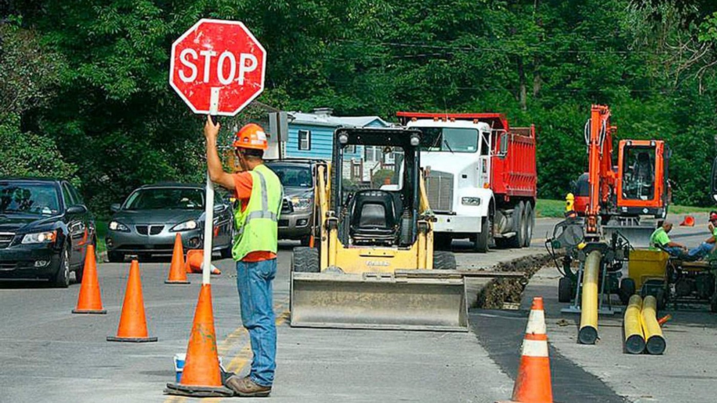 Las carreteras, lugar de riesgo constante para los trabajadores de mantenimiento. Foto: CCOO
