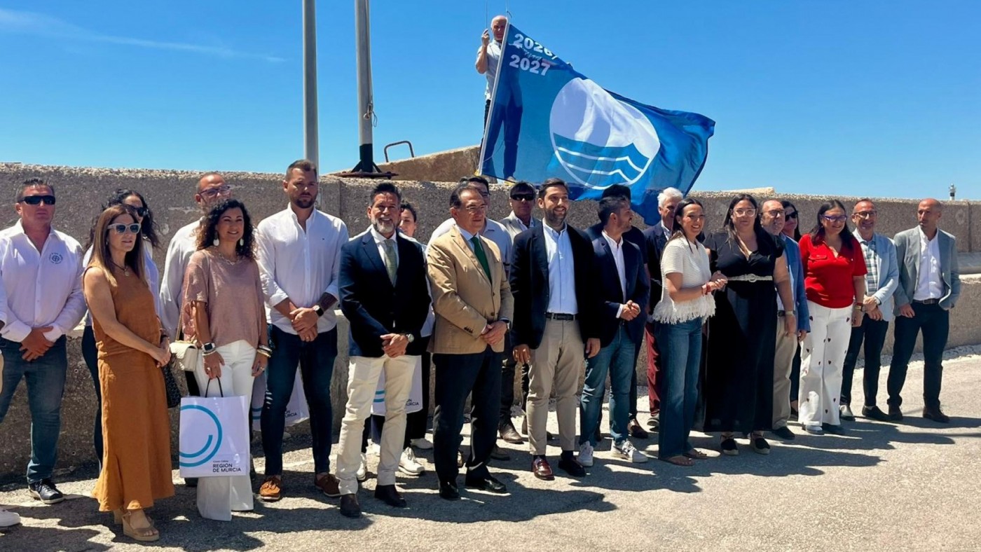 Águilas reúne las 41 banderas azules que reconocerán la calidad del litoral murciano