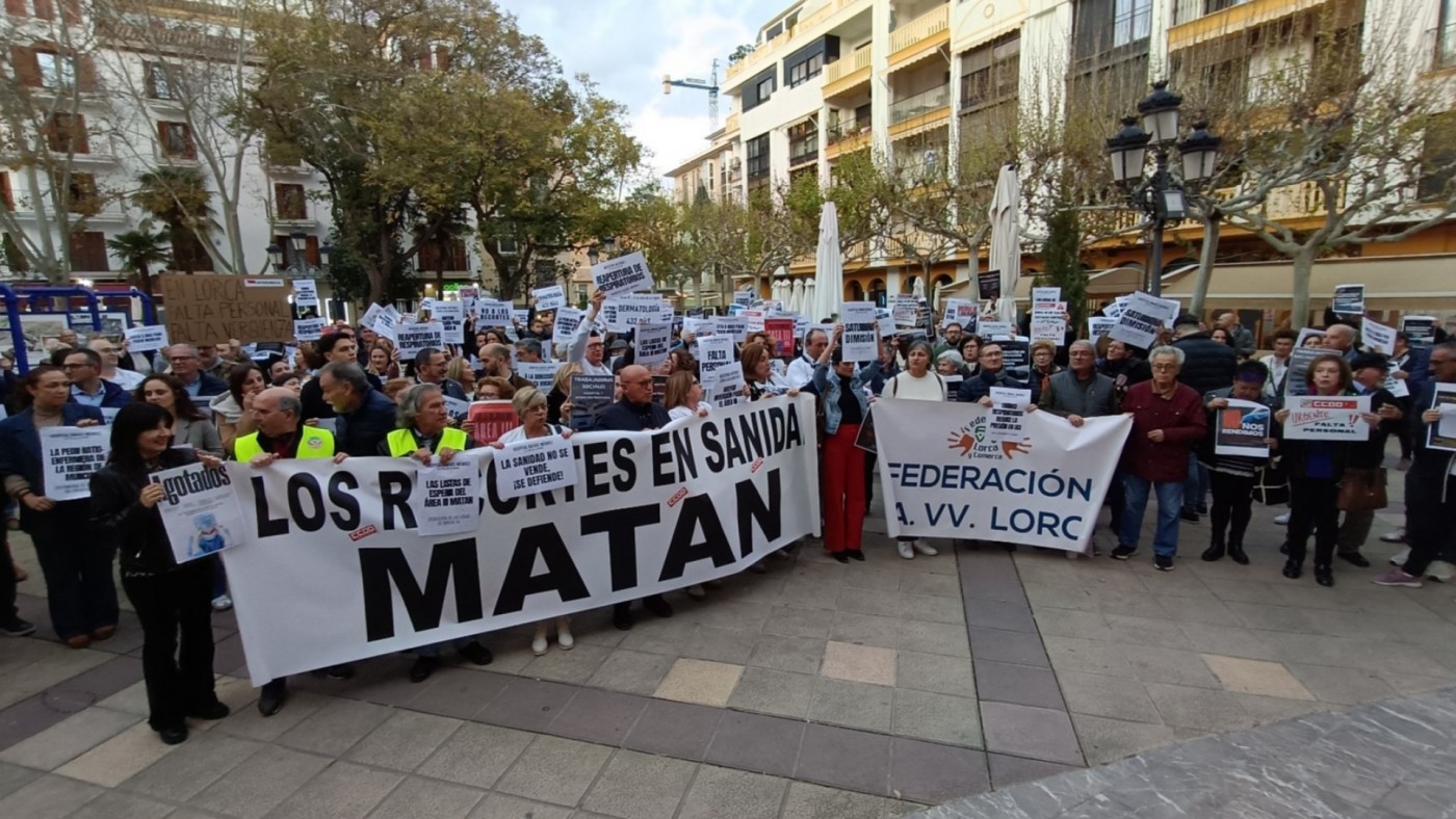 Cerca de 300 personas exigen en Lorca mejoras urgentes en el Área 3 de Salud