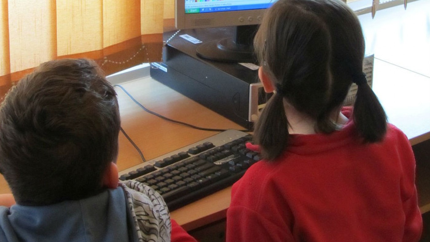 Niños trabajando delante de un ordenador