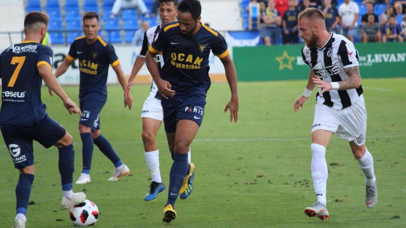 El UCAM Murcia cae en su estreno liguero 0-1 con el Linense
