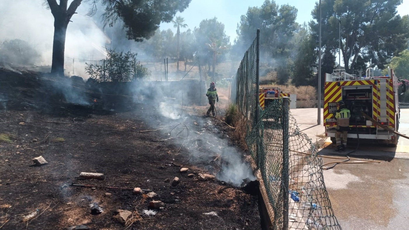 Bomberos extinguen un incendio en una pinada urbana de Las Torres de Cotillas