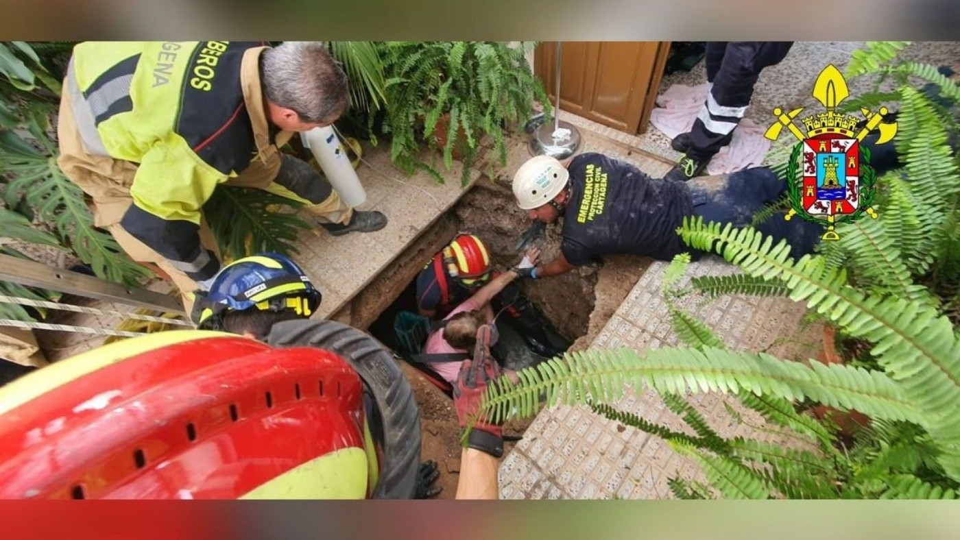 Bomberos rescatan a una mujer de interior de una fosa séptica en Cartagena
