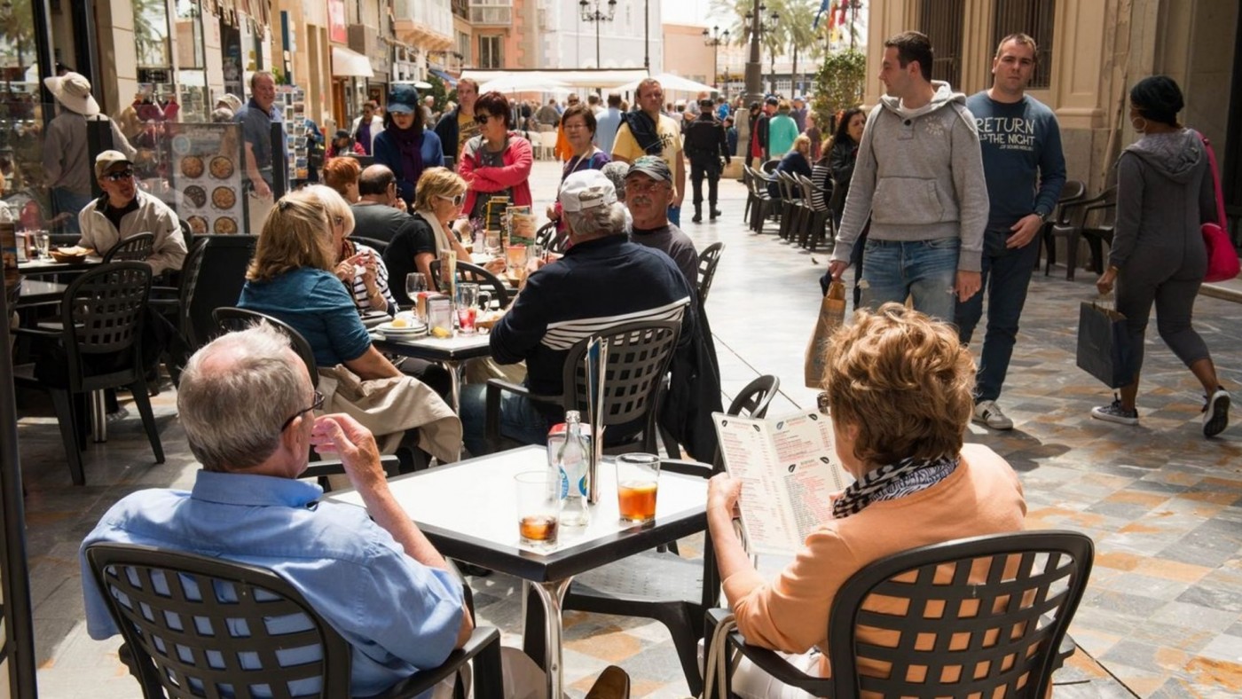 Los hosteleros celebran la regularización de migrantes