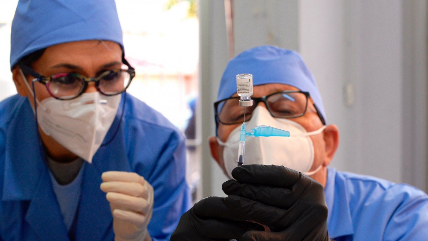 José Luis Olivares preparando una dosis de la vacuna contra le coronavirus. AYTO. MURCIA