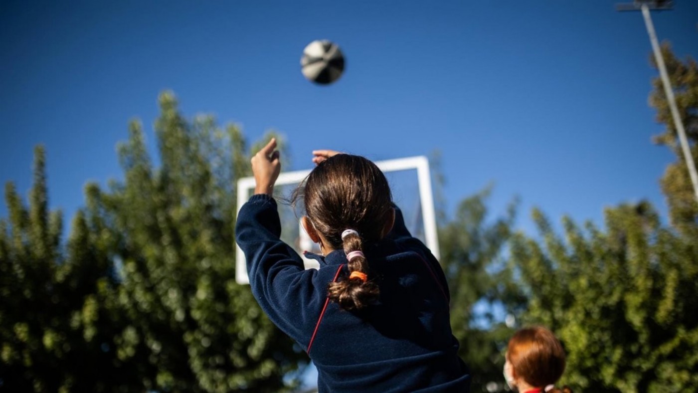 El aire, los espacios azules y las relaciones sociales mejoran la salud de los niños