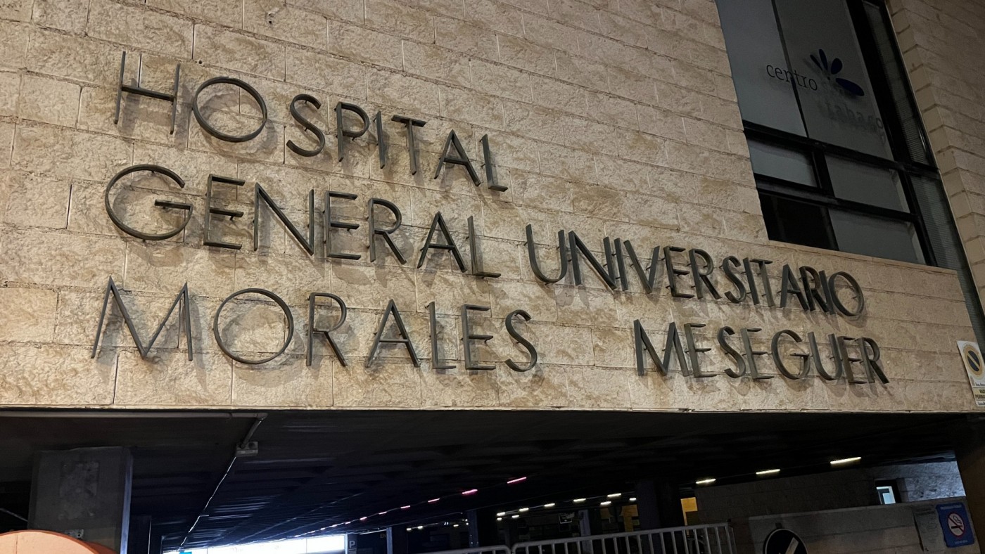 Bajan de una furgoneta a un hombre ebrio y lo abandonan en una calle de Molina de Segura