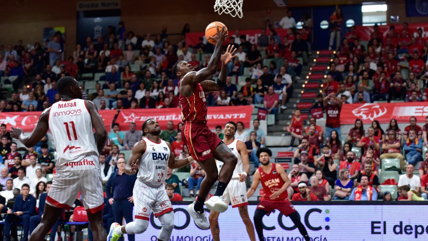 Ennis y Kurucs sostienen al UCAM en el sueño del playoff