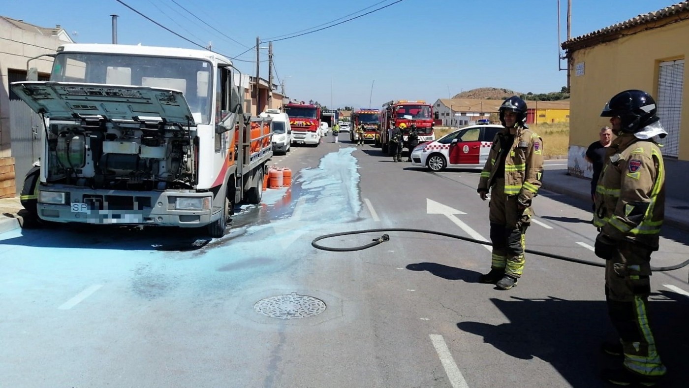 Extinguen el incendio declarado en un camión de reparto de bombonas de butano en La Unión