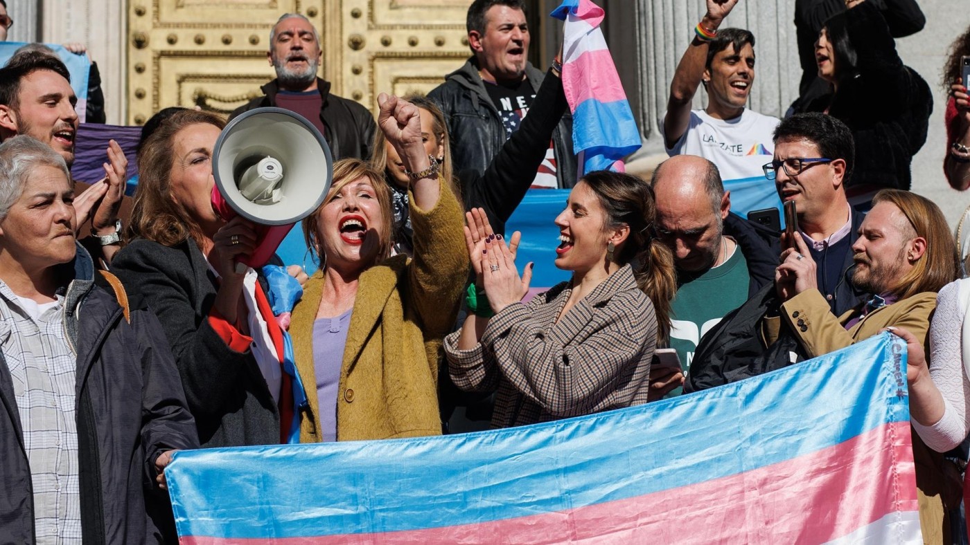 Los españoles de más de 16 años podrán modificar su sexo desde este jueves en el Registro Civil sin ningún requisito