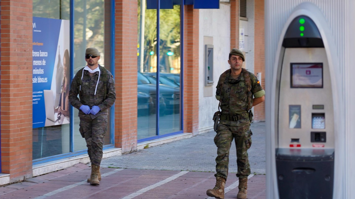 Militares patrullando por una calle.