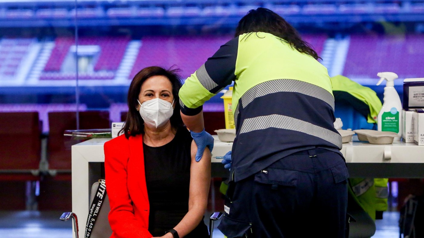 Un sanitario vacuna a la ministra de Defensa, Margarita Robles en el Wanda Metropolitano