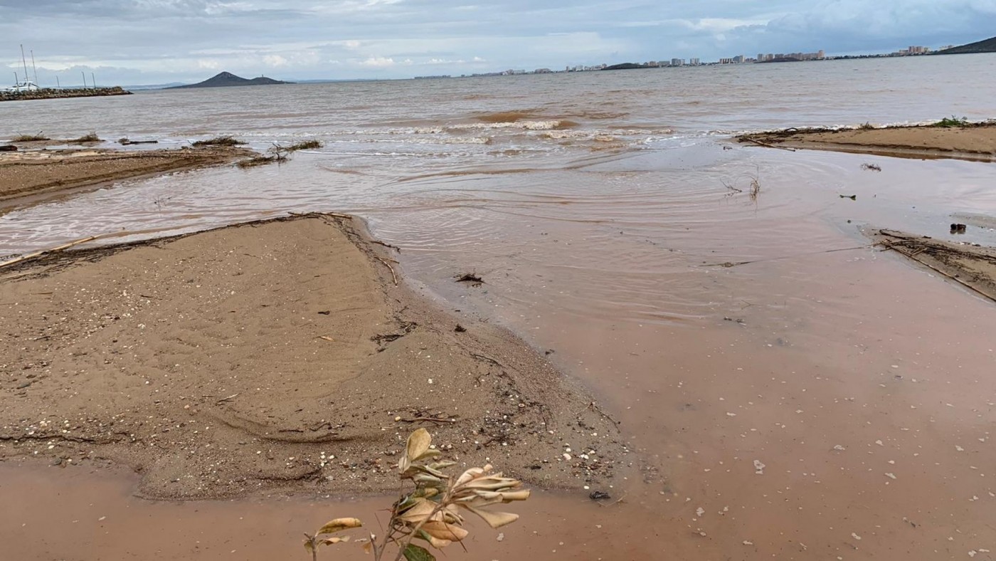 El Mar Menor registra entradas de caudales de hasta 100.000 litros por segundo
