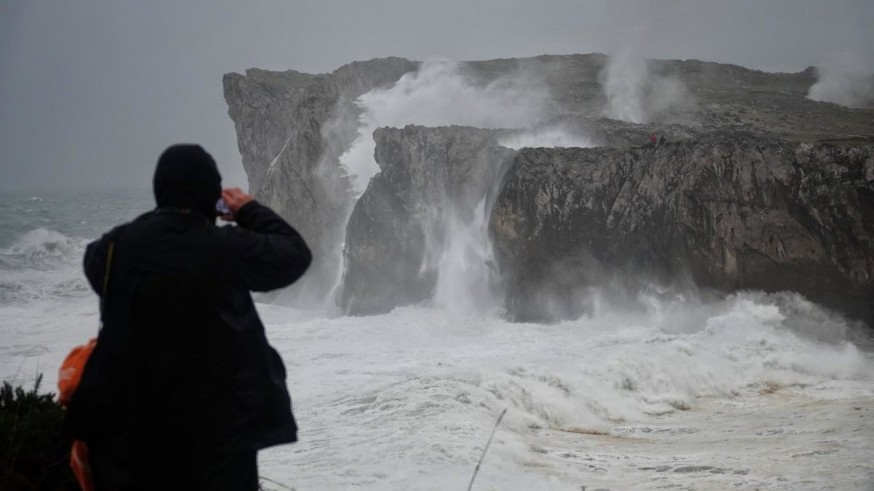 Olas de hasta 5 metros en el litoral de la Región de Murcia este jueves