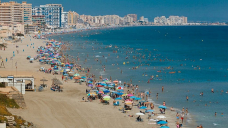 Los bañistas evitan las aglomeraciones en la playa por el coronavirus