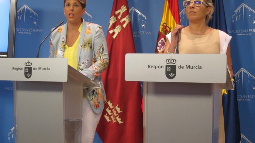 Arroyo (izquierda) en la rueda de prensa del Consejo de Gobierno