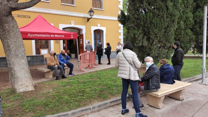 Gente a la espera de recibir la vacuna en el centro del Jardín del Salitre