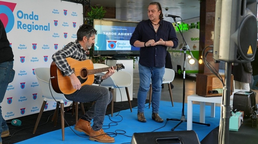 El guitarrista Juan Durán y el cantante Carlos Marín, de LeVerse, interpretan un tema en directo y nos presentan otro tema que publican hoy