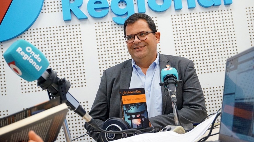 Junto con Paco Martínez hablamos con José Antonio Molina Gómez de su nuevo libro, 'La puerta de las maravillas'.
