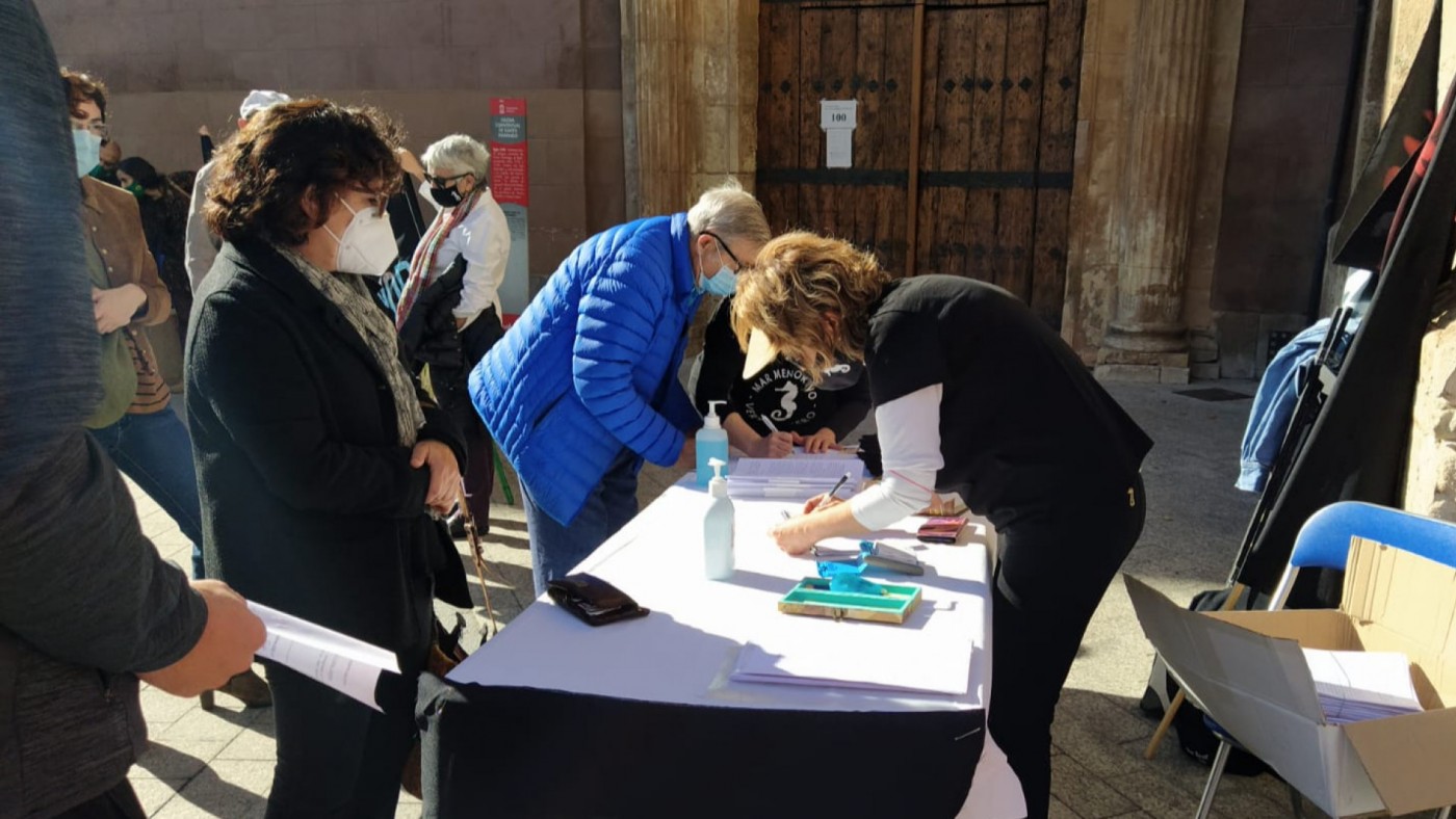 Reciente recogida de firmas en favor de la ILP en la ciudad de Murcia