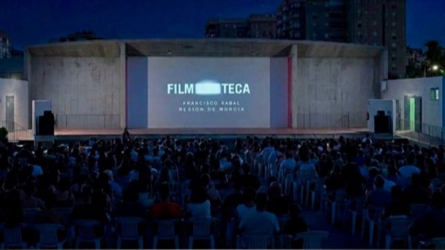 Vamos al cine con Antonio Rentero. El Auditorio Parque Fofó inaugura su programación de "Cine bajo las estrellas" con clásicos y estrenos