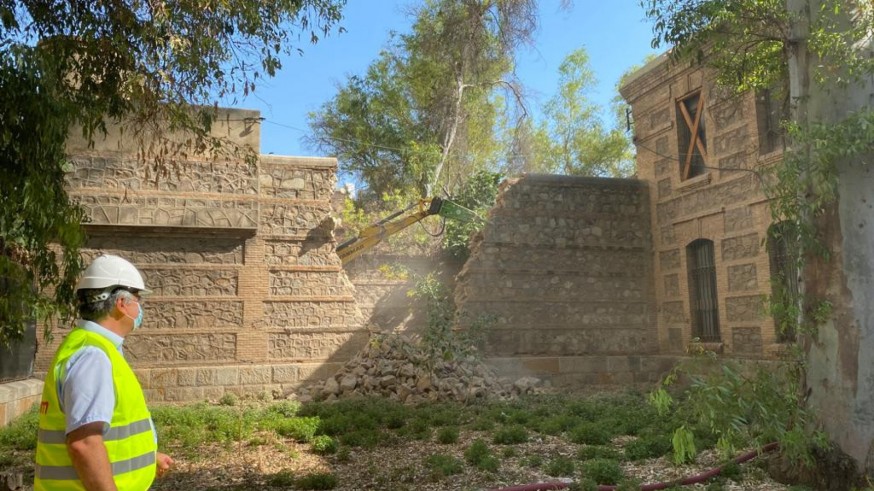 Labores de derribo del muro de la Cárcel vieja