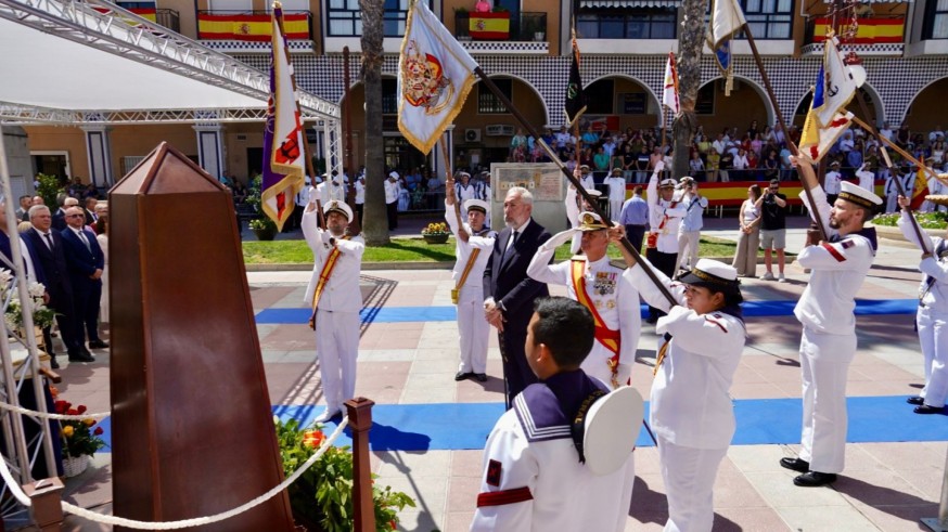 Un centenar de vecinos jura bandera en Santomera