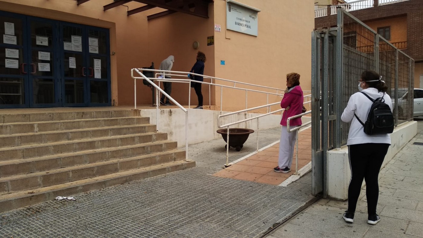 Los pacientes guardan distancia de seguridad en un centro de salud en Cartagena