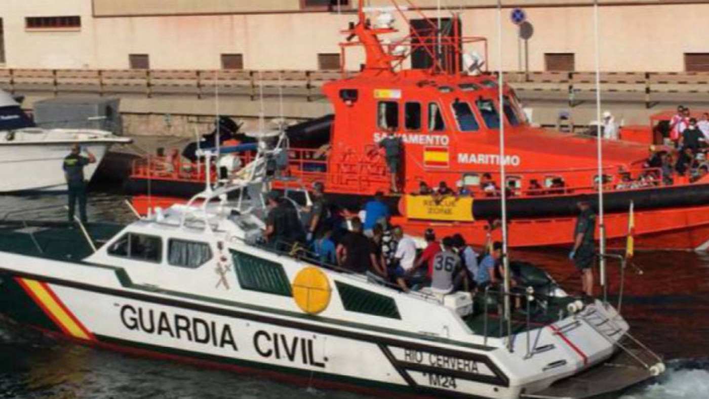 guardia civil traslada a inmigrantes al puerto de Cartagena