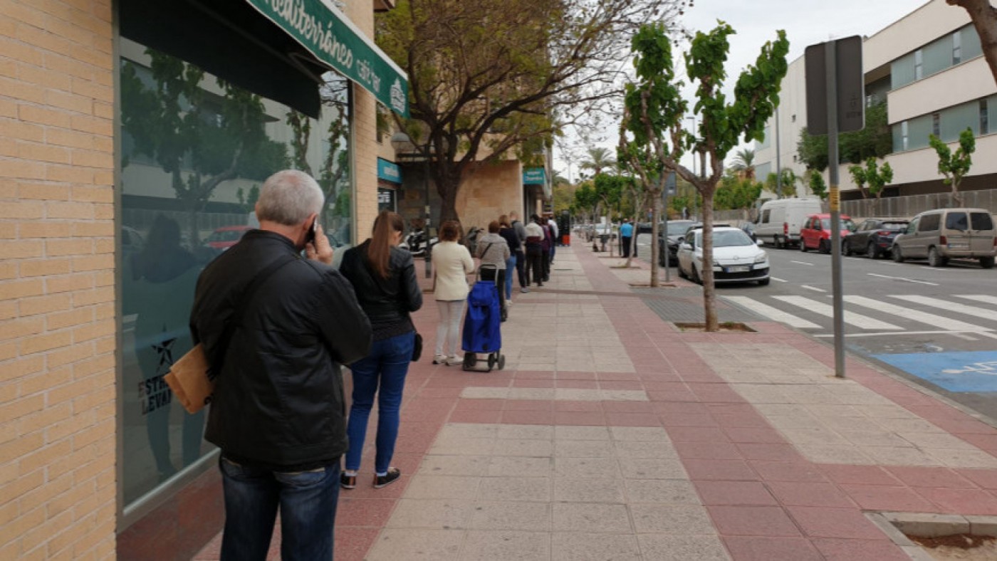 Colas para acceder a un supermercado en los primeros días de la pandemia
