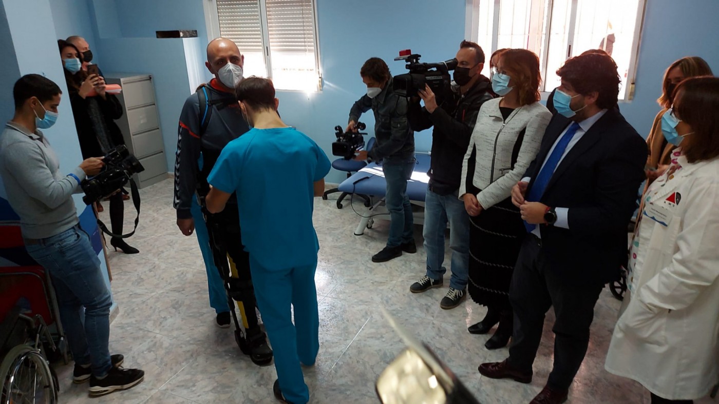 El único exoesqueleto del Levante atrae hasta Murcia a enfermos de esclerosis múltiple de otras autonomías
