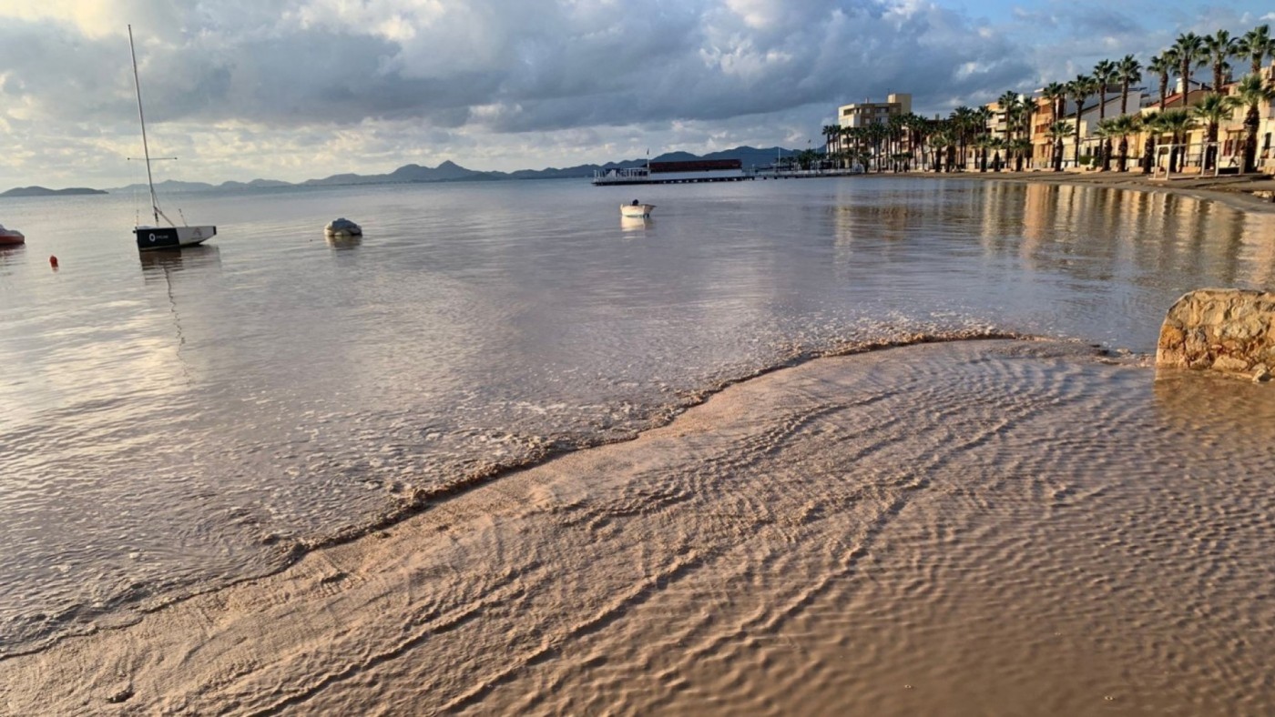Cerca de un centenar de operarios limpiará las playas del Mar Menor desde Semana Santa