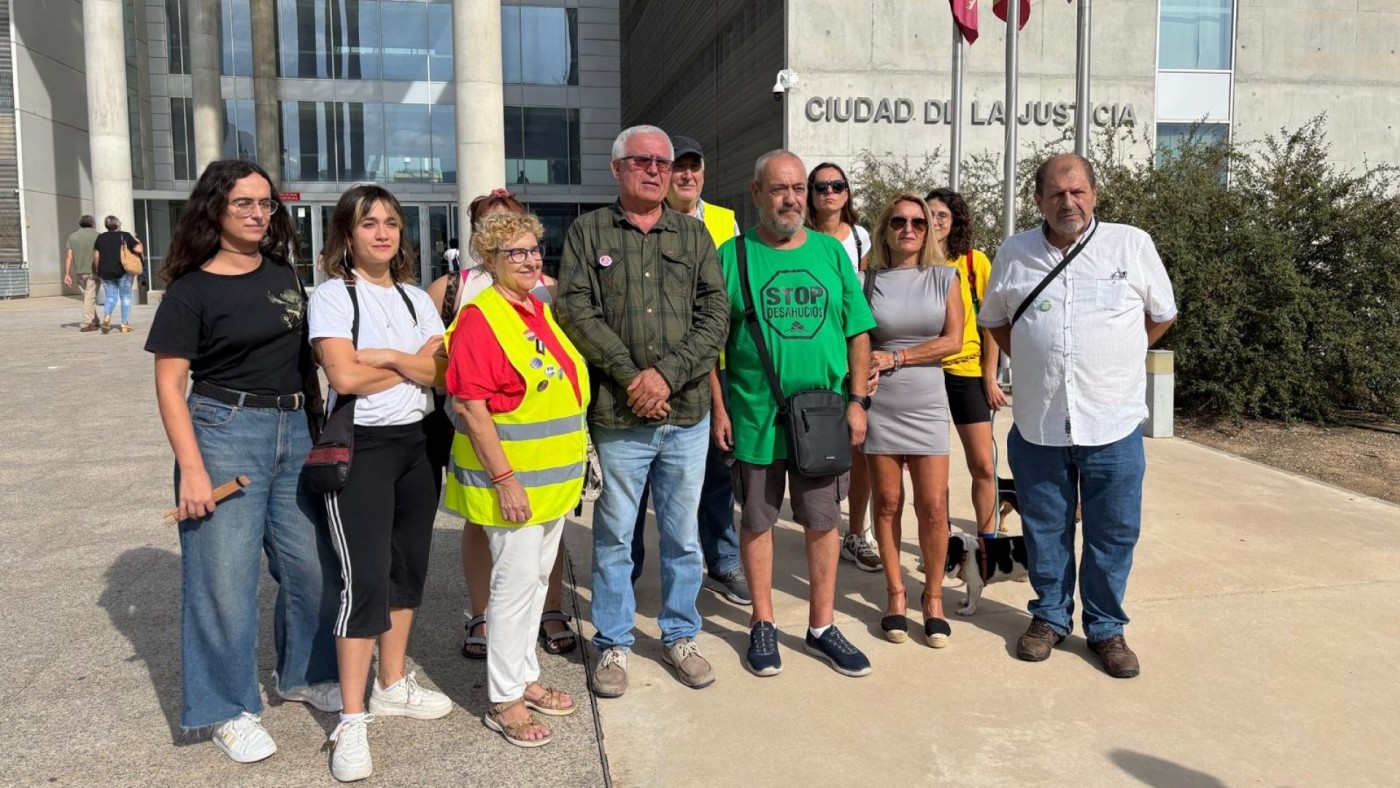 Concentración este lunes a las puertas de la Ciudad de la Justicia. ORM