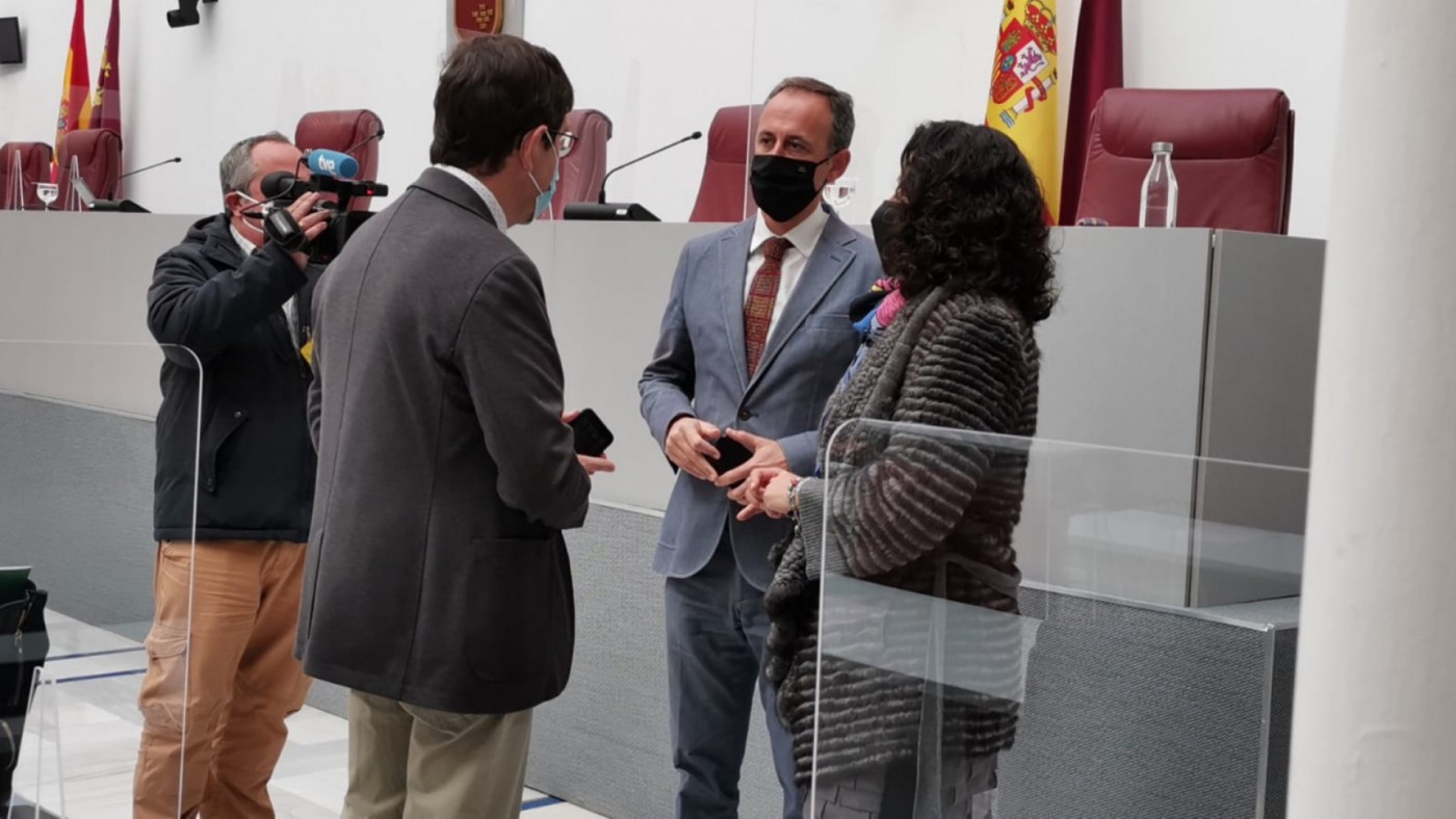 Javier Celdrán (centro) en la Asamblea Regional. ORM