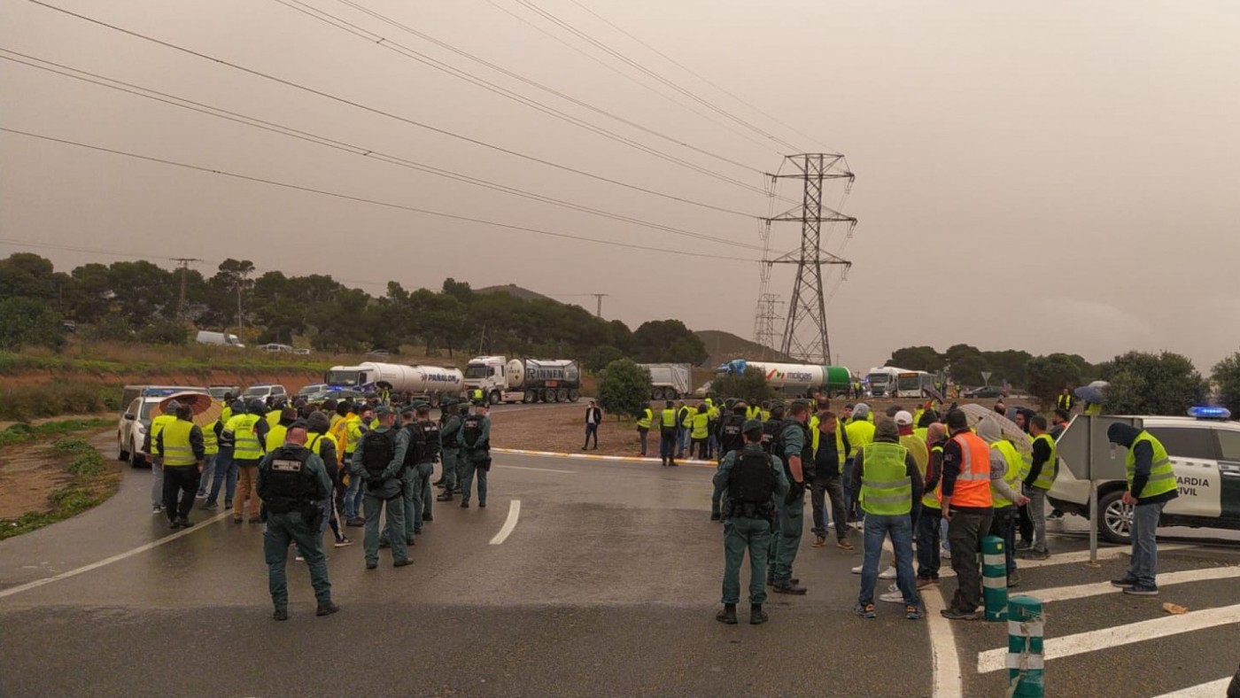 El bloqueo de los piquetes del transporte en el Valle de Escombreras obliga a las gasolineras a traer el combustible de Alicante, Valencia o Tarragona