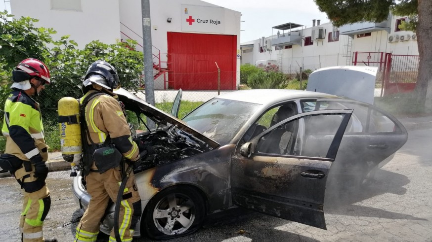 Los bomberos extinguen el incendio de un vehículo en Molina de Segura 