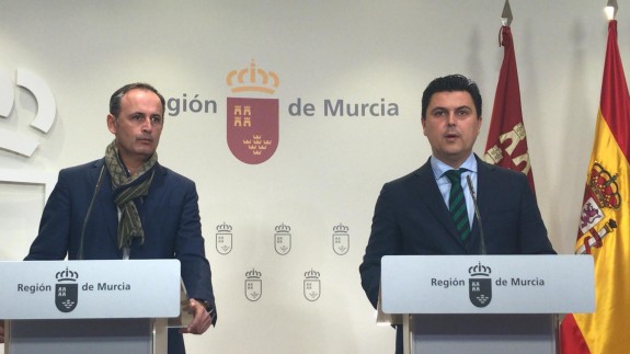 Luengo y el consejero Javier Celdrán hoy en rueda de prensa