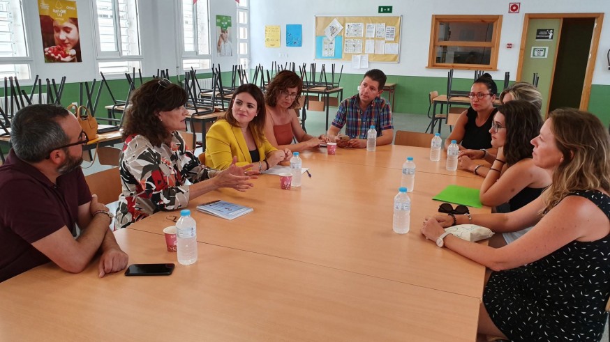 Esperanza Moreno con profesores de un colegio
