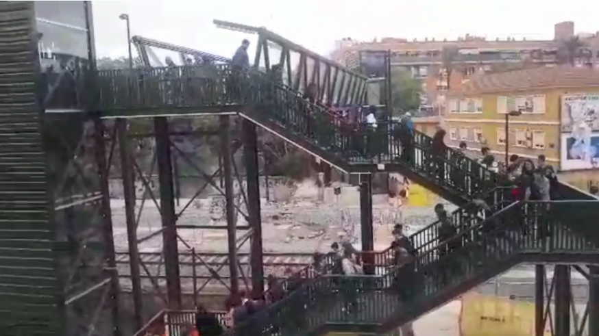VÍDEO | Así está la pasarela de Santiago el Mayor a la hora de la salida del instituto