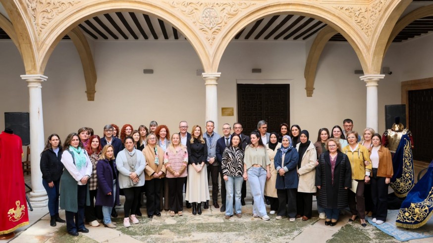 Formación y relevo generacional para los exquisitos bordados de la Semana Santa lorquina