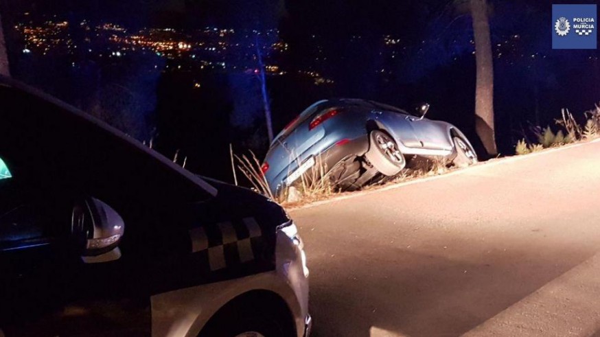 Imagen del coche en el terraplén
