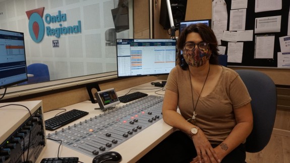 Clara Alarcón en el control de sonido de los estudios de Onda Regional en Murcia 