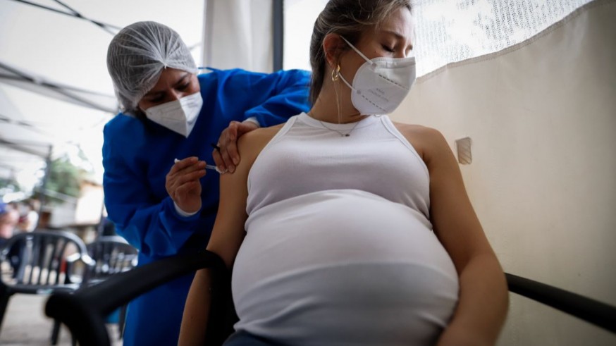 Las mujeres embarazadas pueden pedir cita para vacunarse en su centro de salud