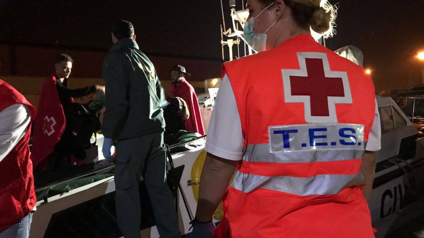 Cruz Roja atiende a los inmigrantes llegados esta noche a la costa murciana