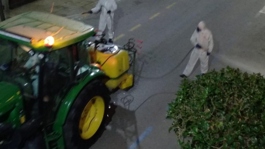 Los agricultores ayudan con sus tractores a desinfectar las calles en Yecla