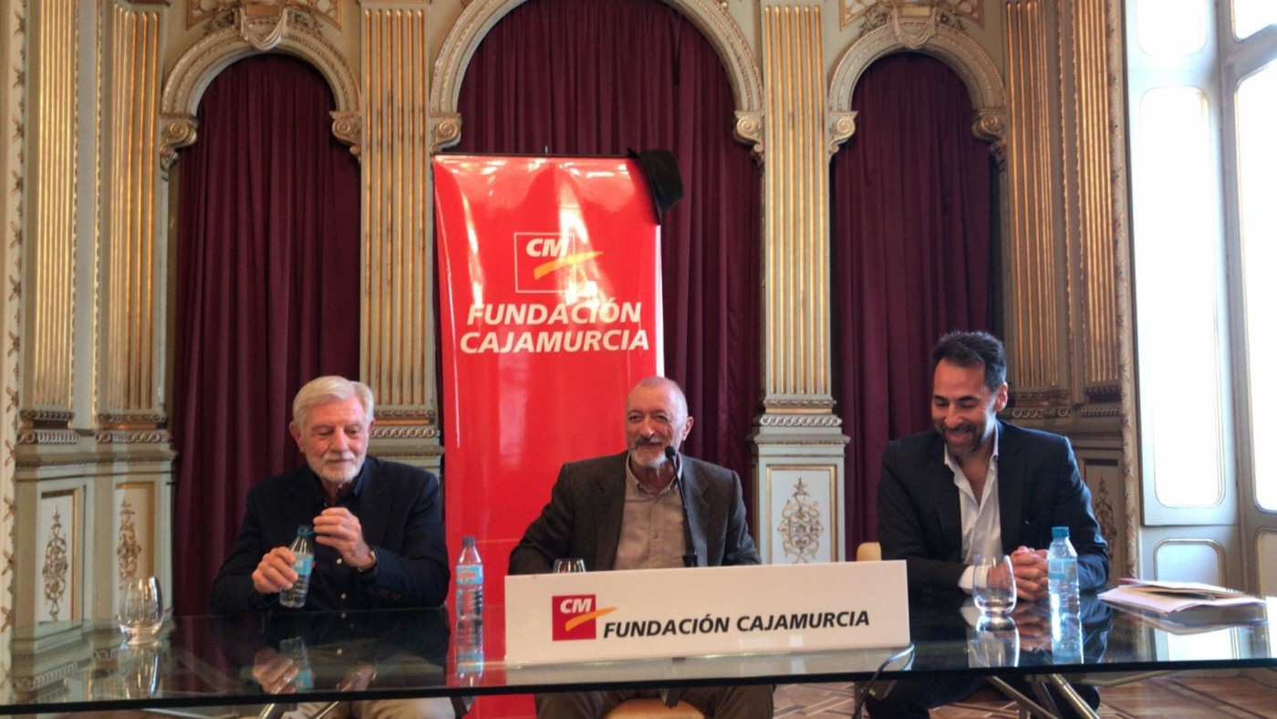 Pérez Reverte presenta 'Misión en París' en su Cartagena natal