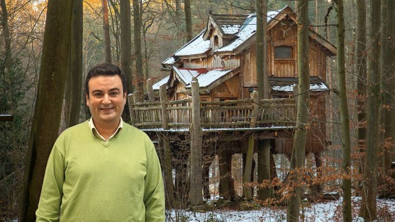 José Antonio García Ayala y cabaña en la nieve