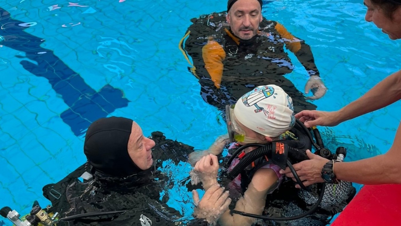 Bautismo de buceo para una veintena de personas con discapacidad 