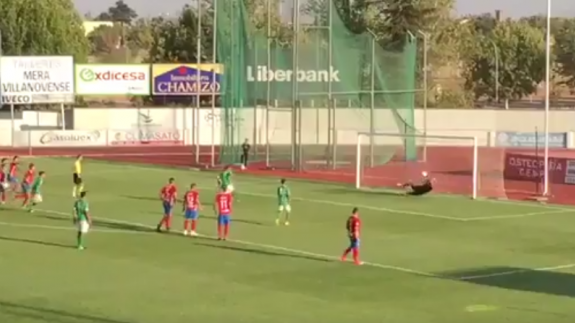 Biel Ribas, portero del Real Murcia, parando un penalti cuando los granas caían 1-0 (foto: Deportes Extremadura)
